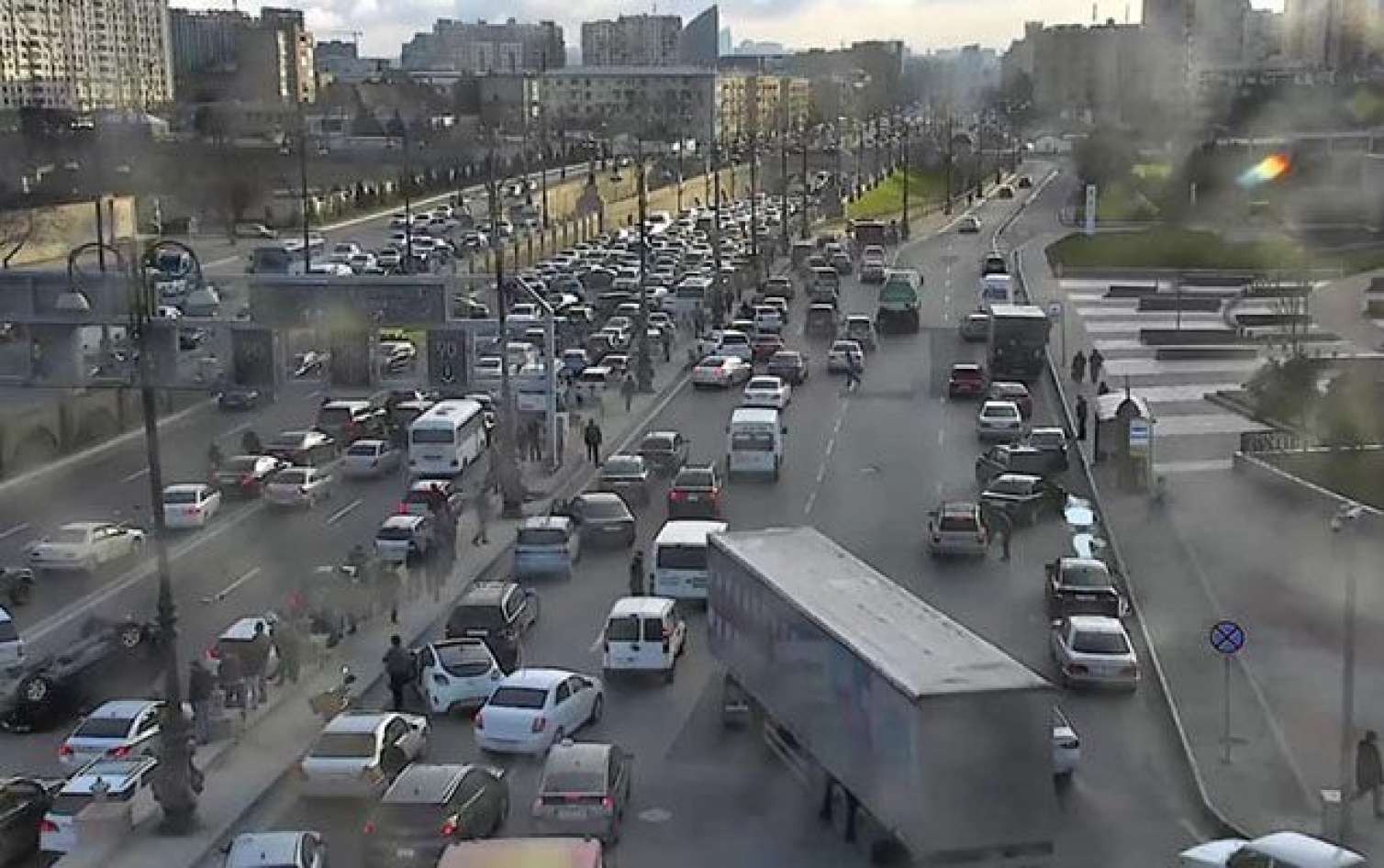   Heydər Əliyev prospektində ağır qəza: Yol bağlandı -  FOTOLAR