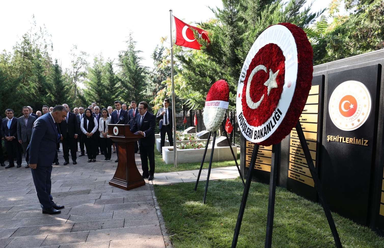 Səfir terror qurbanı olan diplomatların məzarını ziyarət etdi -  FOTO