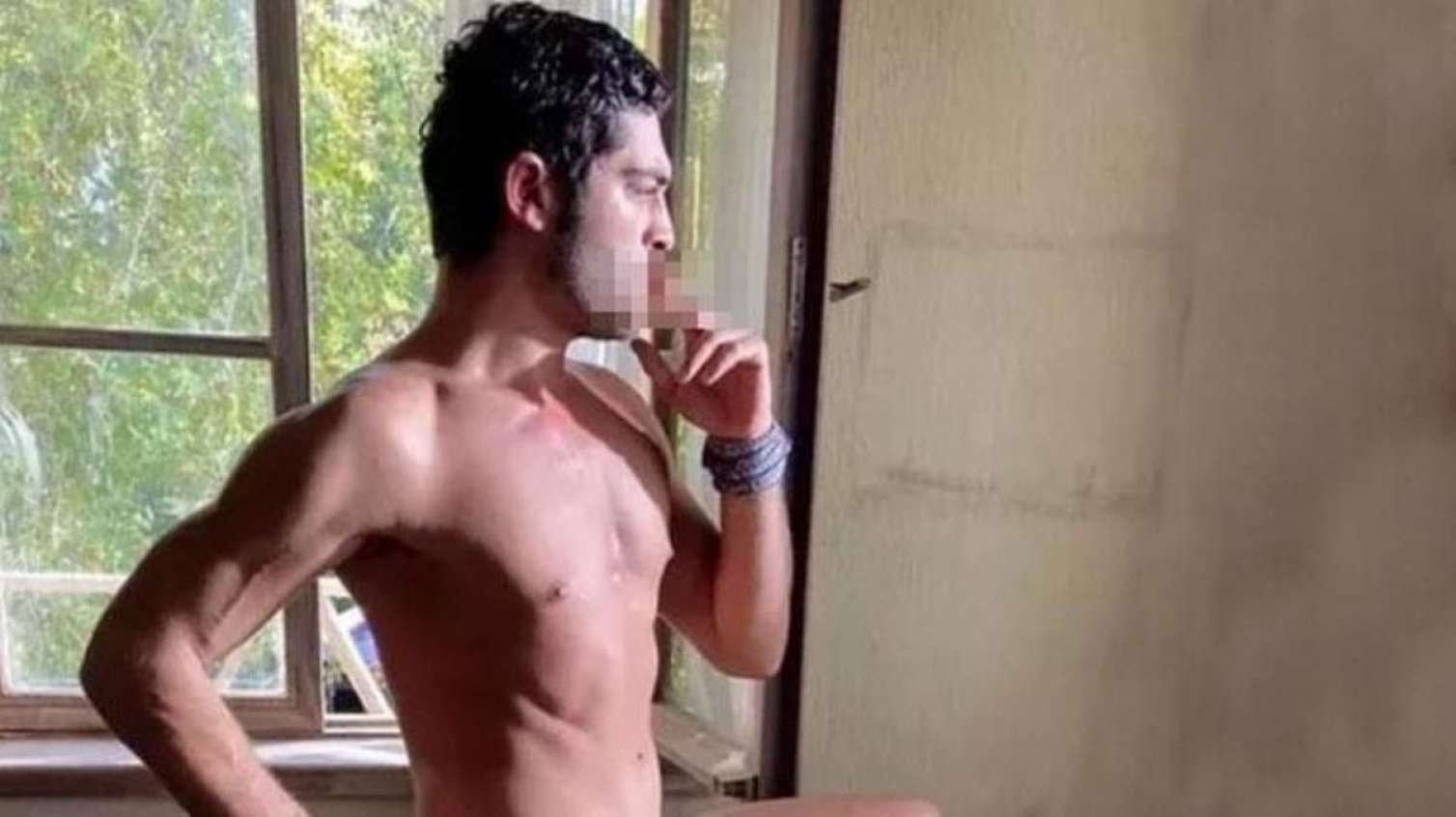 Aktyorun alt paltarındakı fotosu gündəm oldu  