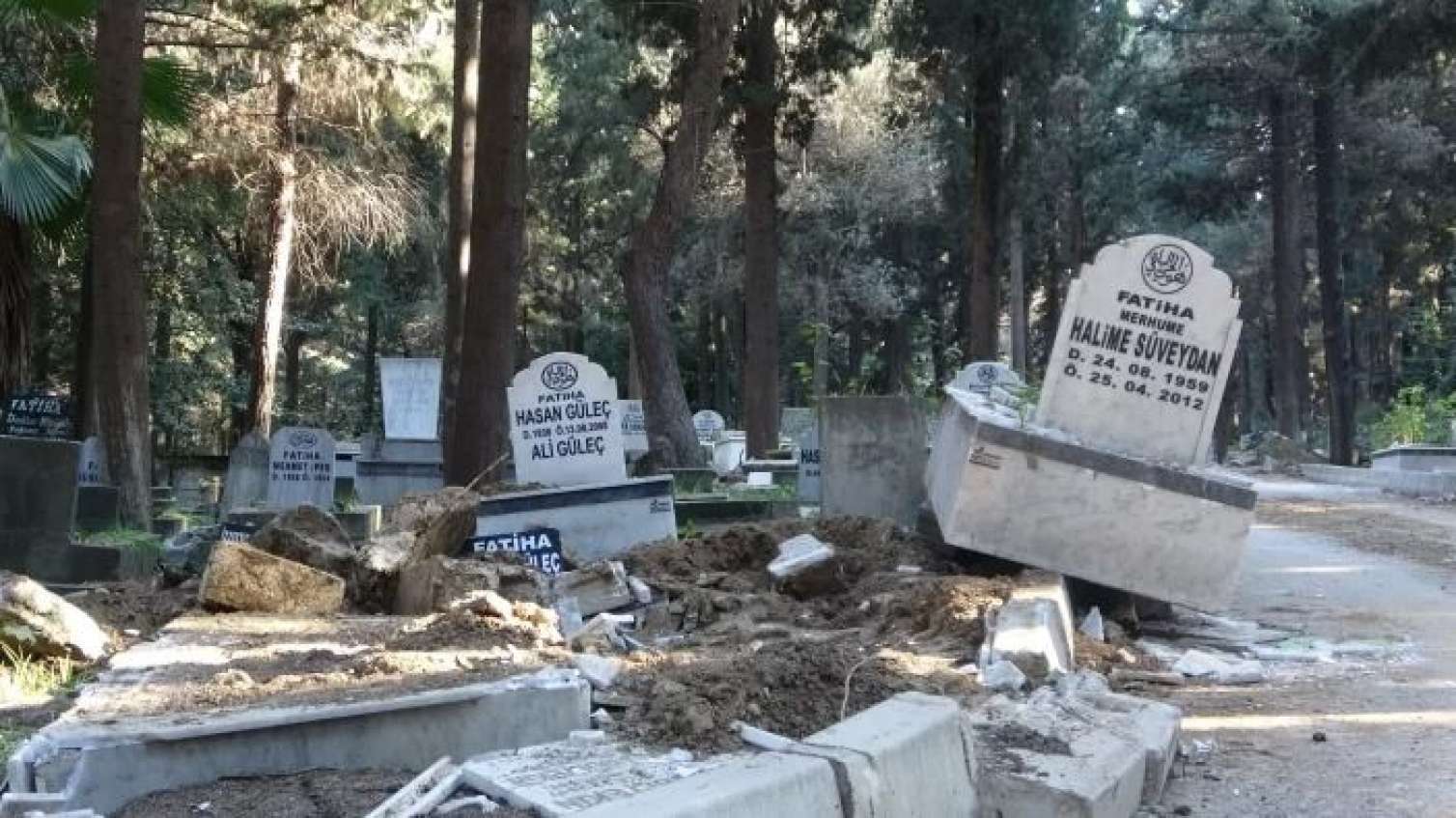 Dünənki zəlzələdə qəbirlər də dağıldı -  FOTO-VİDEO