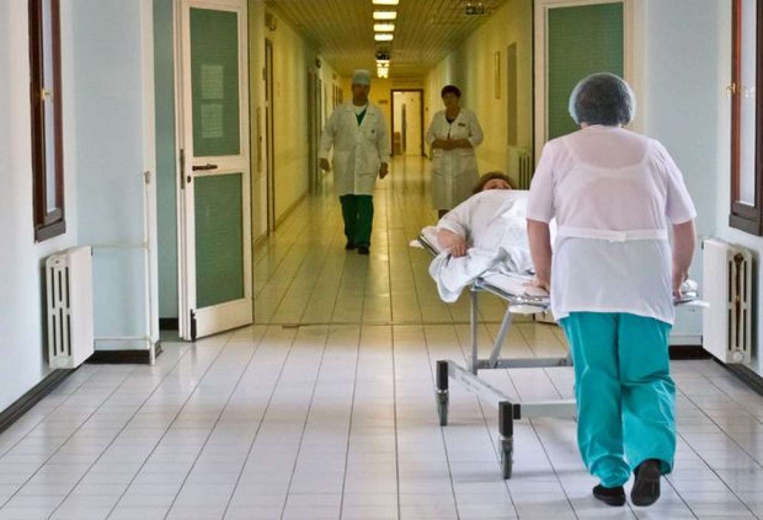 Bakıda əri tərəfindən boynu kəsilən qadının vəziyyəti açıqlandı 