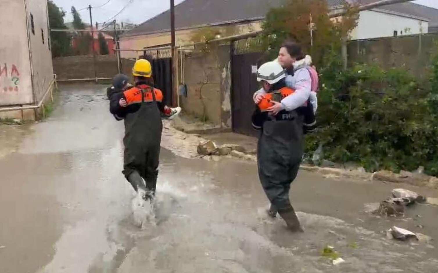 Bakıda köməksiz vəziyyətdə qalmış 31 nəfər təxliyə olundu - FOTO - VİDEO 