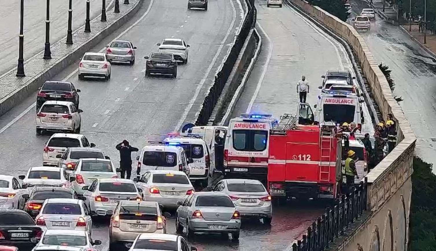 Qəza oldu, tıxac yarandı - Foto 
