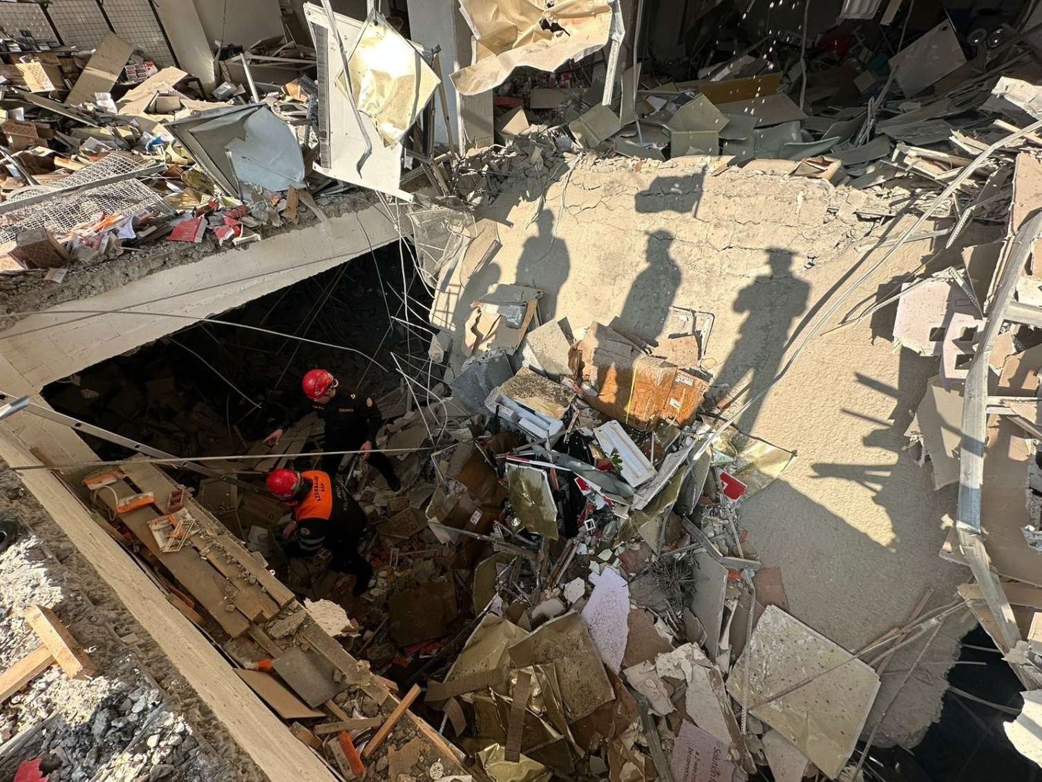 “Binaya yerin altından qaz sızıb” – Plaza sahibi  