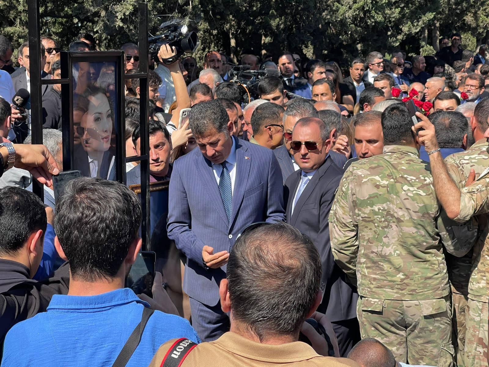 Sinan Oğan Qənirə Paşayevanın dəfnində - FOTO