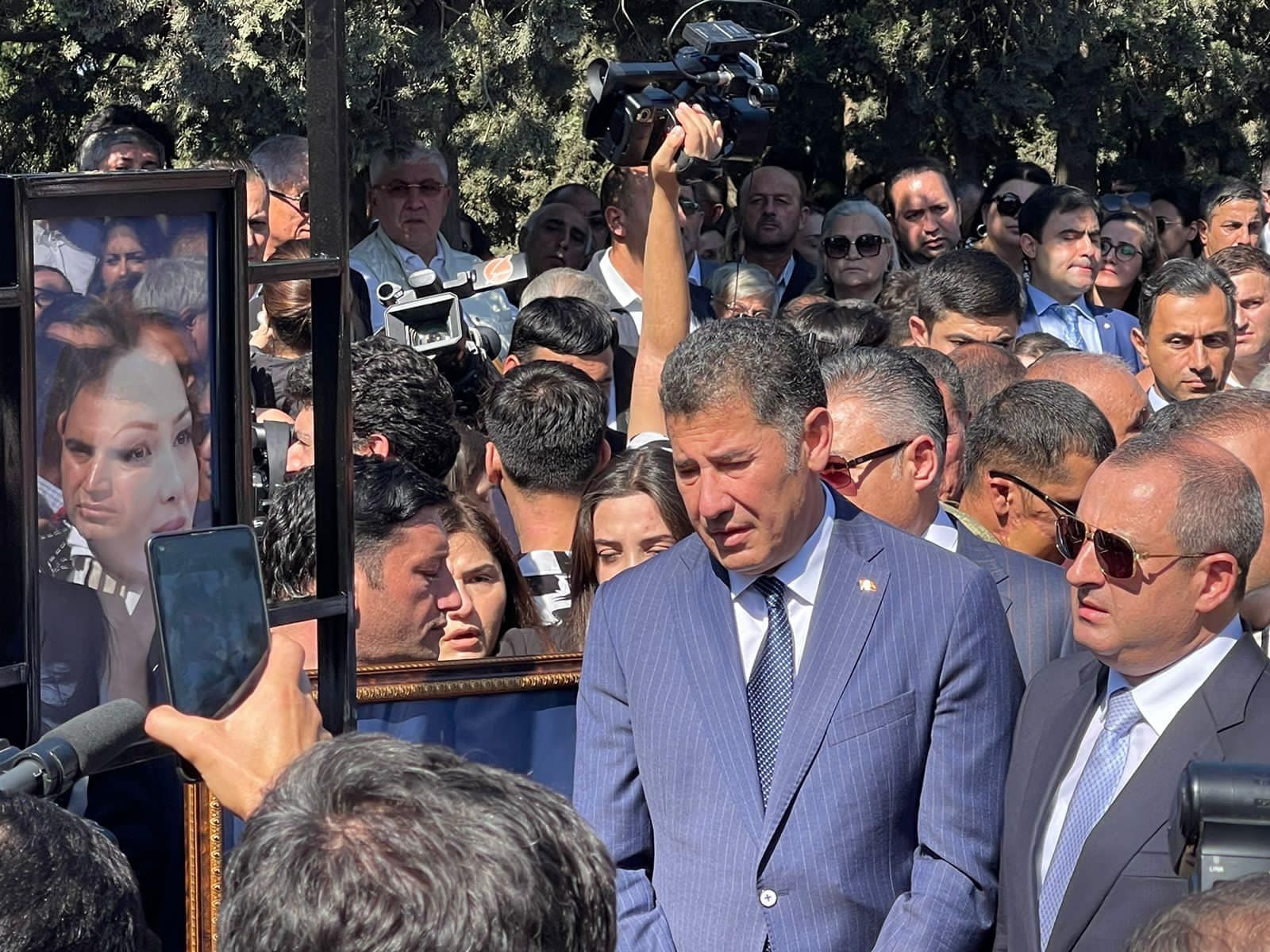 Sinan Oğan Qənirə Paşayevanın dəfnində - FOTO