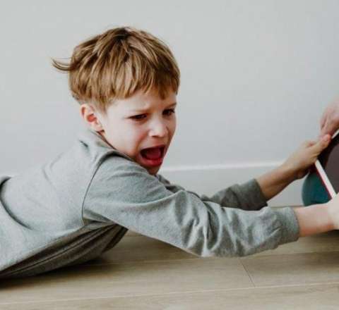 Bu yaşda olanların ağıllı telefon istifadəsinə qadağa qoyulacaq 