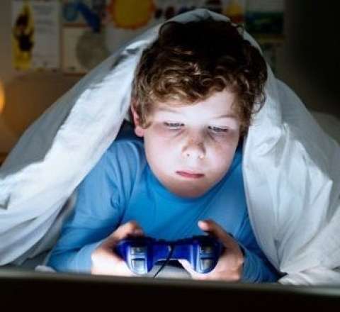 Uşaqlar üçün səssiz TƏHLÜKƏ: Övladlarımızı ölümə aparan bu oyunlardan necə qoruyaq? - VİDEO 