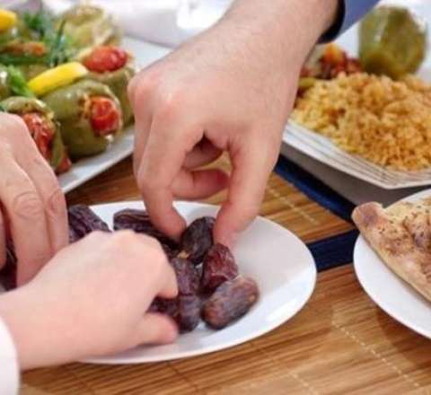 Bu kənddə orucu evdə açmaq qadağandır -  - VİDEO