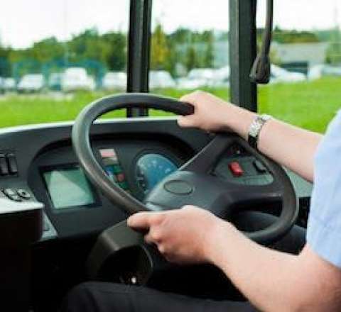 Avtobus sürücüsü sükan arxasında öldü 