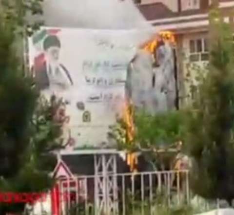 İranda iğtişaşlar nəzarətdən çıxır: atəş açıldı, Xameneinin portreti cırıldı - VİDEO 
