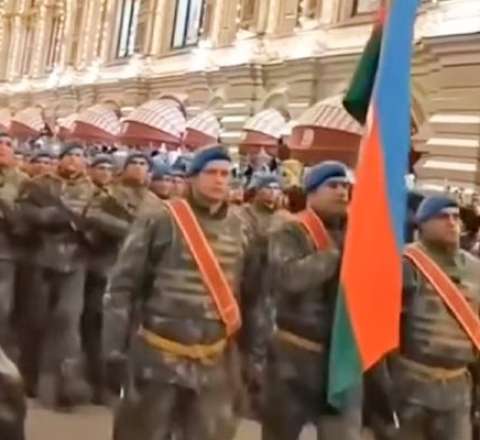 “Şəhidlər ölməz, vətən bölünməz” -  Hərbçilərimiz Moskva küçələrində - VIDEO
