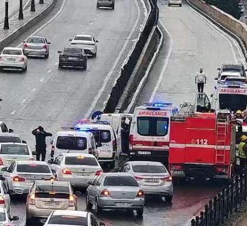 Qəza oldu, tıxac yarandı - Foto 