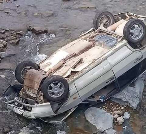 Həkimin idarə etdiyi maşın kanala düşdü - Ölən var - FOTO
