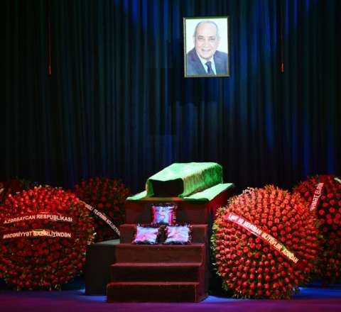 Rasim Balayevin qardaşı vida mərasimi keçirilərkən  zalı niyə tərk edib? 