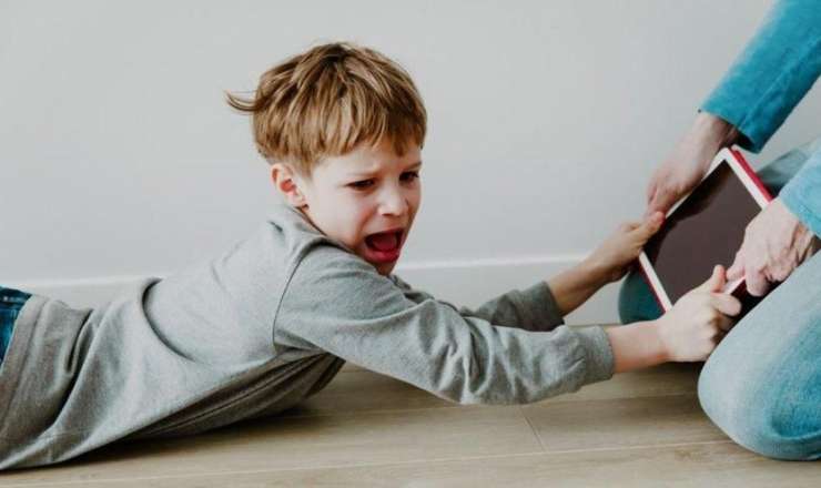 Bu yaşda olanların ağıllı telefon istifadəsinə qadağa qoyulacaq 