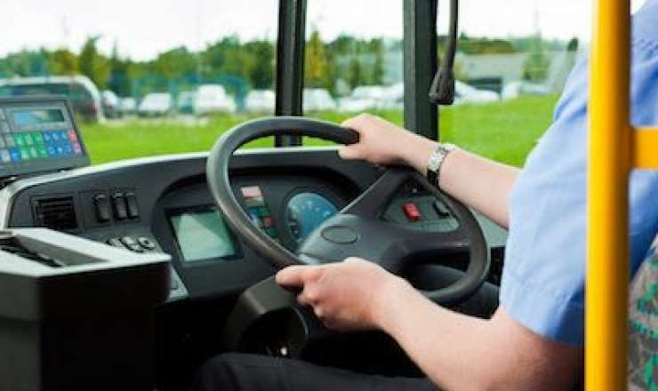 Avtobus sürücüsü sükan arxasında öldü 