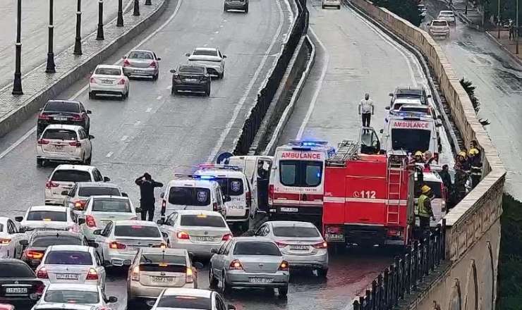 Qəza oldu, tıxac yarandı - Foto 