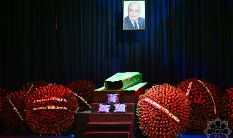 Rasim Balayevin qardaşı vida mərasimi keçirilərkən  zalı niyə tərk edib? 