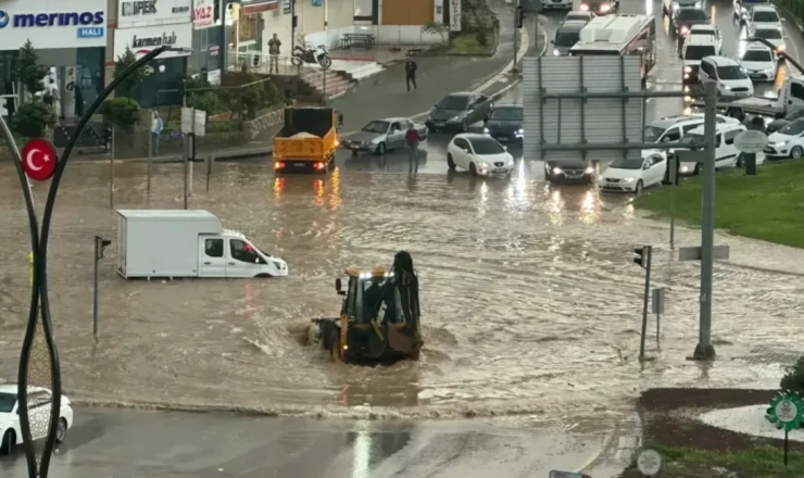 Qaziantepdə güclü fırtına: 23 nəfər yaralandı, 39 məktəbdə dərslər dayandırıldı - VİDEO/FOTOLAR