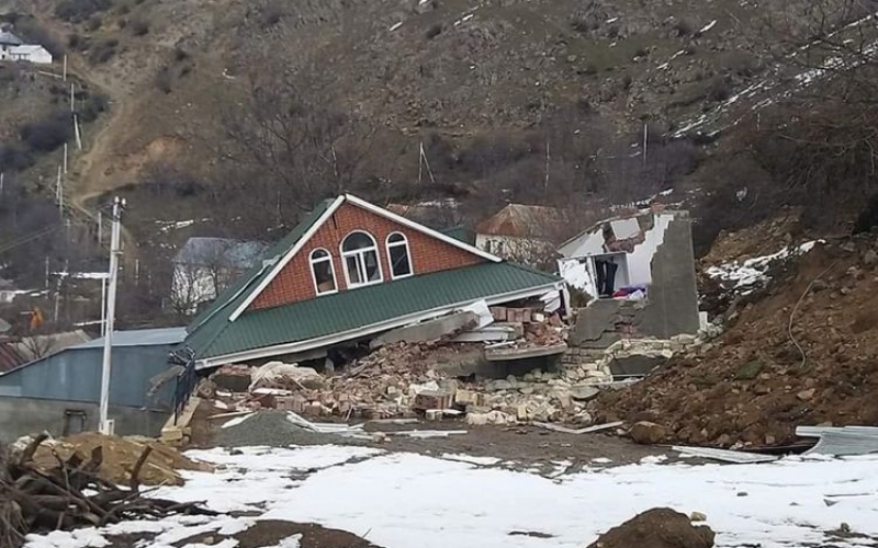 Lerikdə torpaq sürüşdü, ev uçdu:  1ölü, 2 yaralı - FOTO