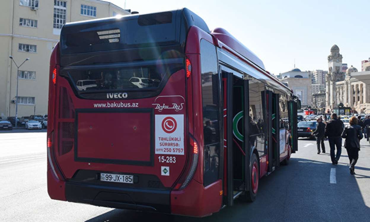 Bakıda avtobusda təhlükəli an: Qadın sərnişinin  ayağı sındı - VİDEO