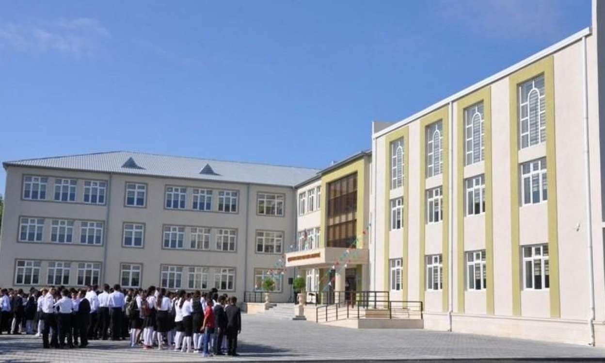 Məktəbdə dava: Xadimə direktora hücum etdi - SƏBƏB