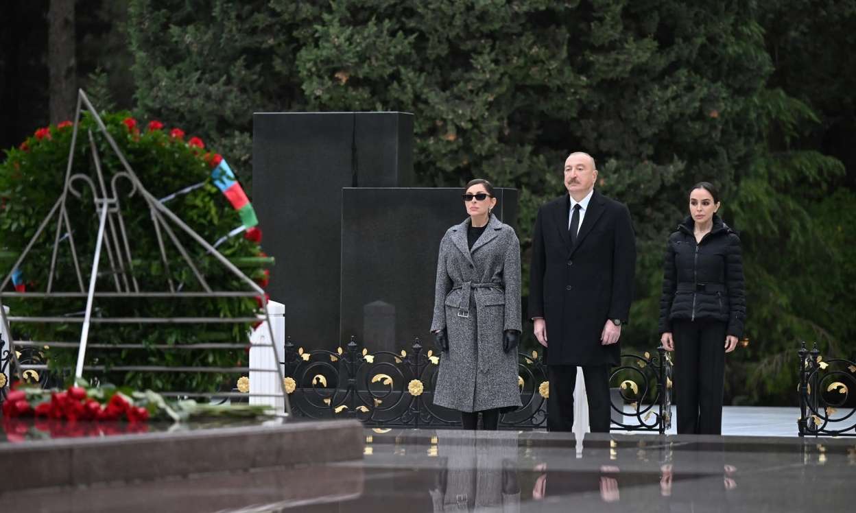 Prezident xanımı və qızı Fəxri xiyabanda - FOTOLAR 