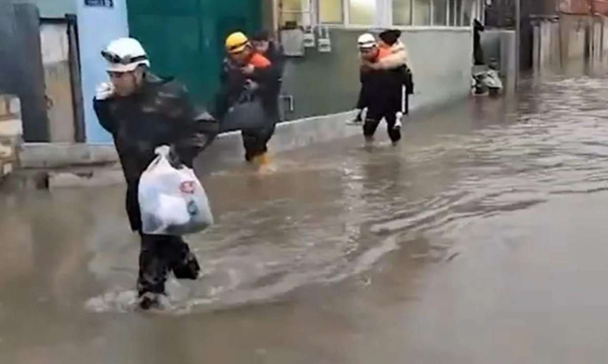 Bakının bu rayonlarını su basdı: Sakinlər təxliyə olundu -  VİDEO
