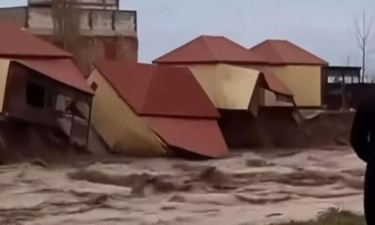 Sel evi belə apardı  - VİDEO