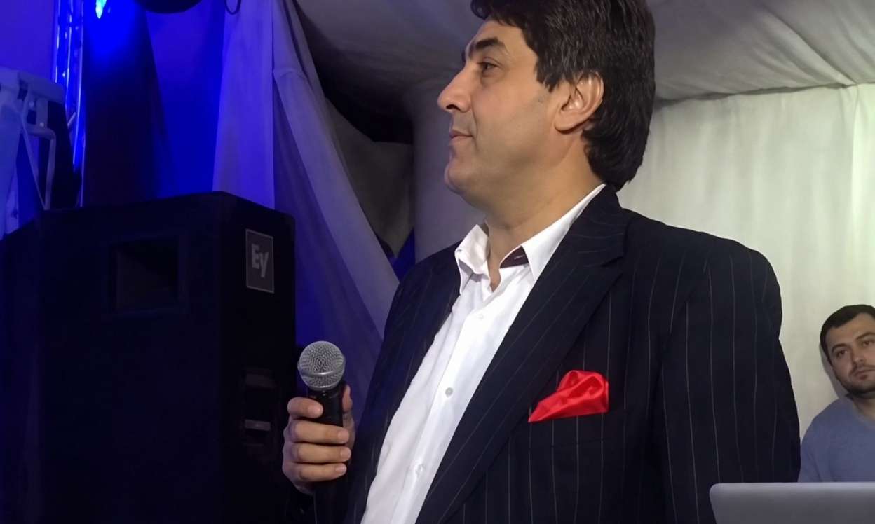 Erməni musiqiçi toyda Azərbaycan mahnısı oxudu, görün nə baş verdi –  VİDEO