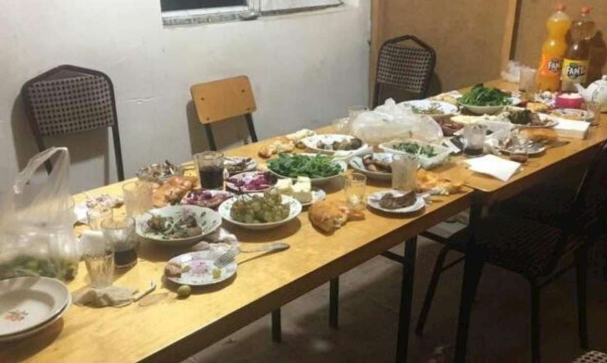 "Sən ofisiantsan, get bizə 1 manata çay gətir" sözünə görə dava düşdü