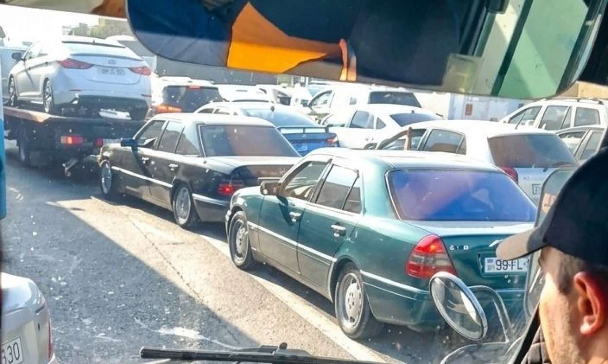 Sürücülər maşınlarını tərk etdi – Bakı-Sumqayıt yolunda güclü tıxac - VİDEO