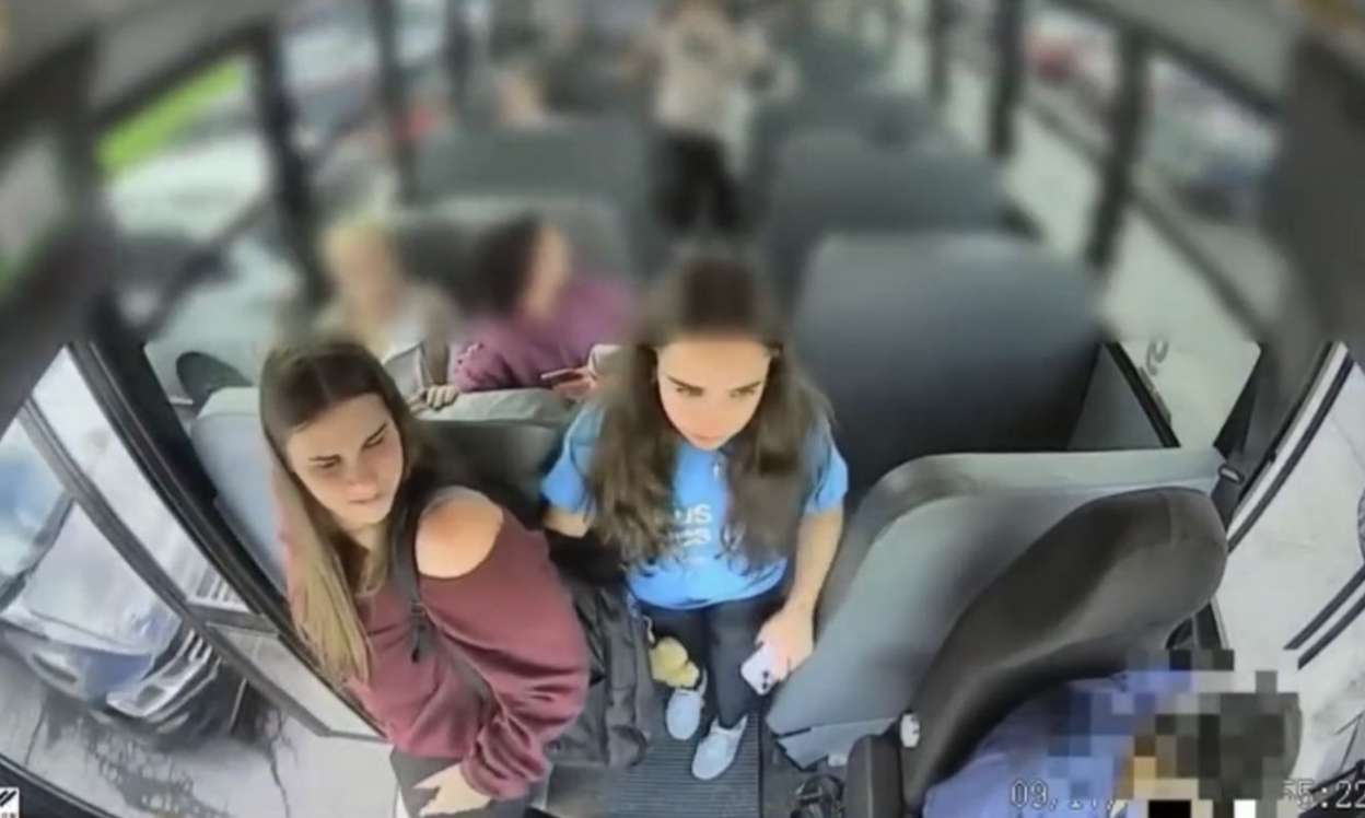 Sükan arxasında sürücü huşunu itirdi, şagirdlər avtobusu dayandırdı -  ANBAAN VİDEO