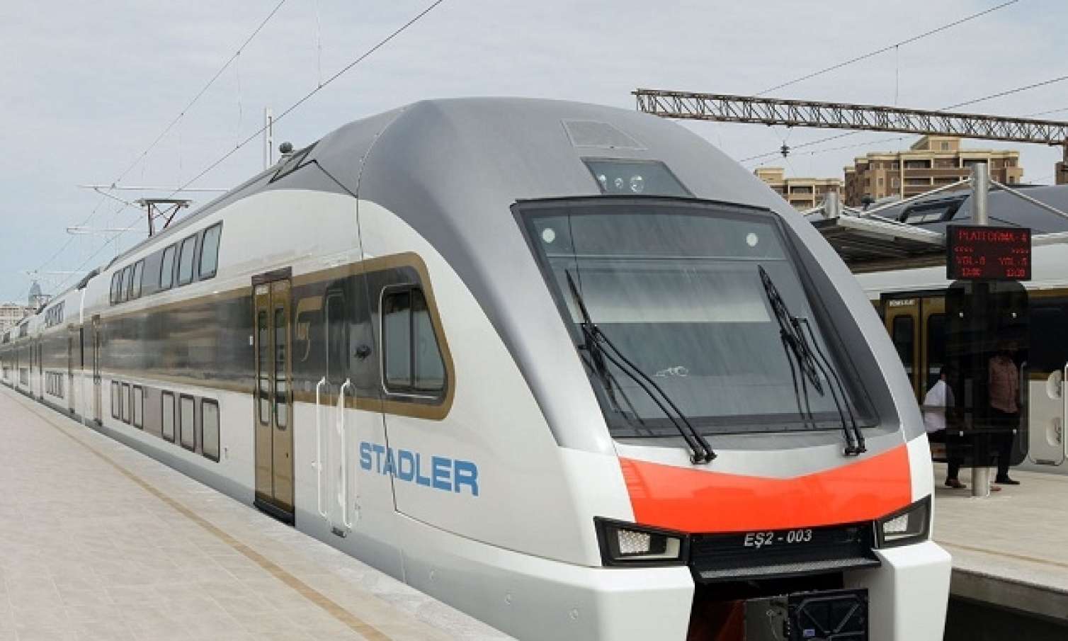 Bakı-Sumqayıt qatarı işıq söndüyü üçün yolda qaldı -  Qadının halı pisləşdi
