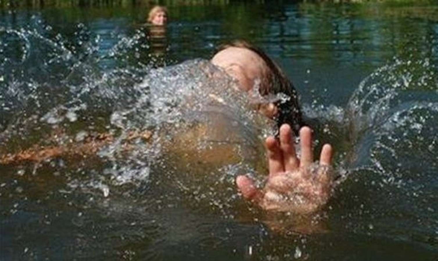 Azərbaycanda  yeniyetmə kanalda batdı -  FOTO
