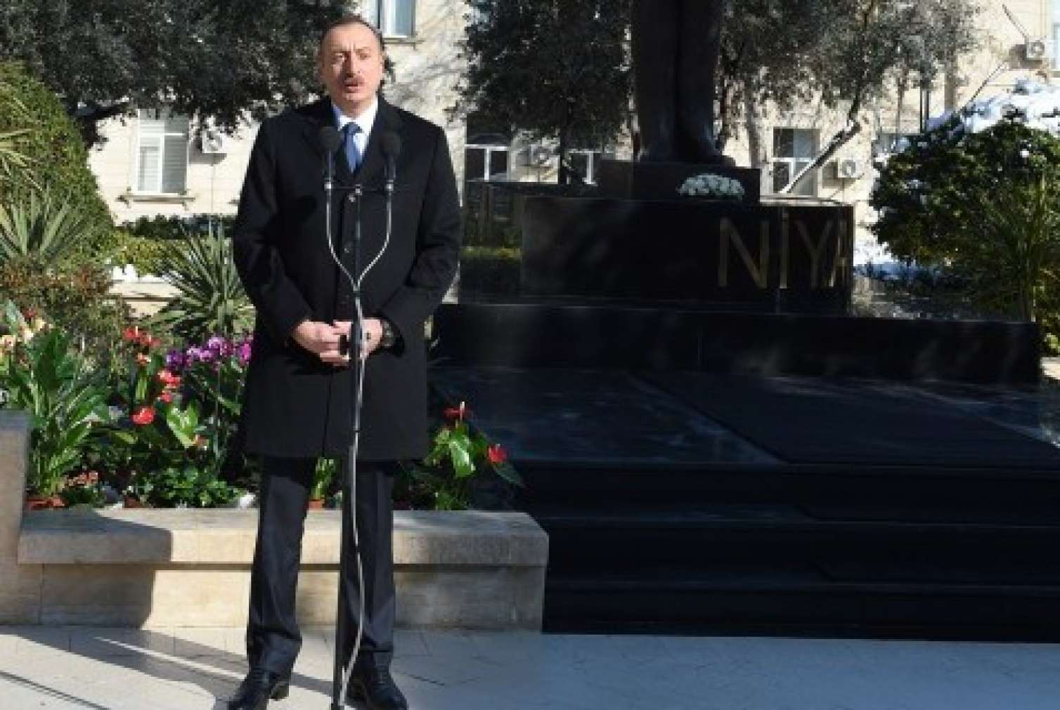 İlham Əliyev maestro Niyazinin heykəlinin açılışında 