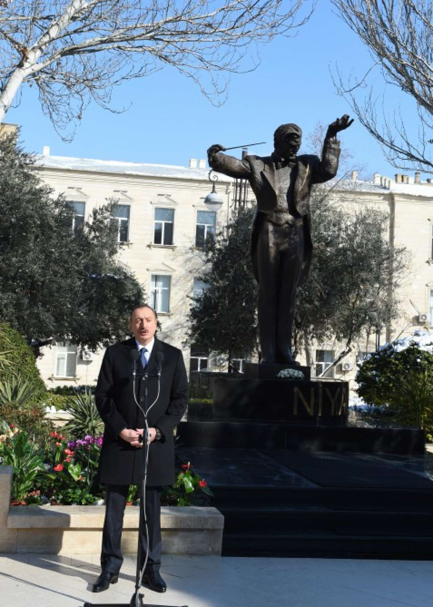İlham Əliyev maestro Niyazinin heykəlinin açılışında 