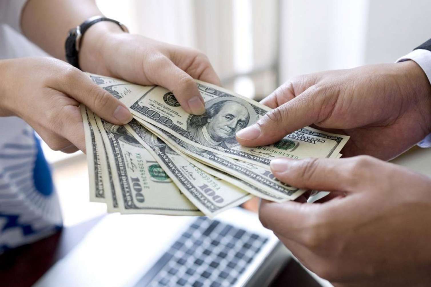 Bu gün dollar yeni qiymətlə satılacaq -  Məzənnə