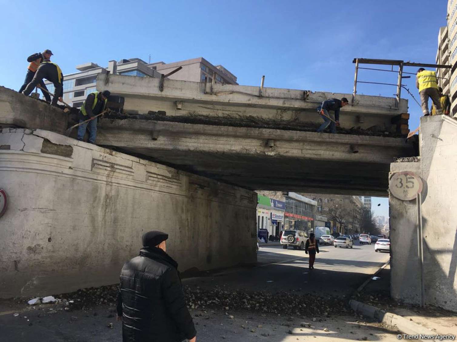 Bakıda beton maşını qədim körpünü dağıtdı -  FOTO