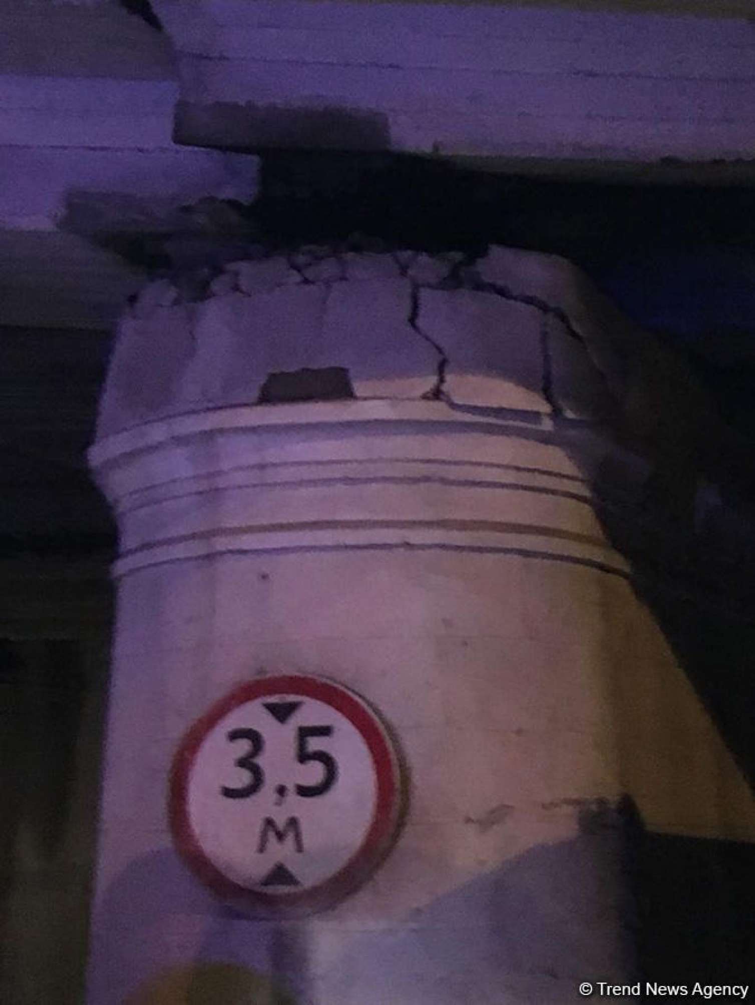 Bakıda beton maşını qədim körpünü dağıtdı -  FOTO