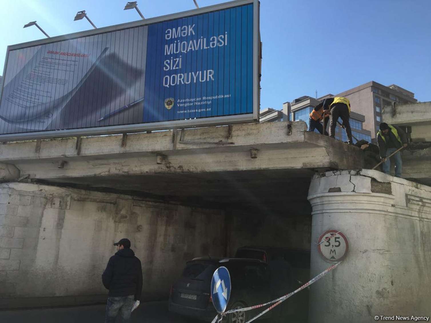 Bakıda beton maşını qədim körpünü dağıtdı -  FOTO