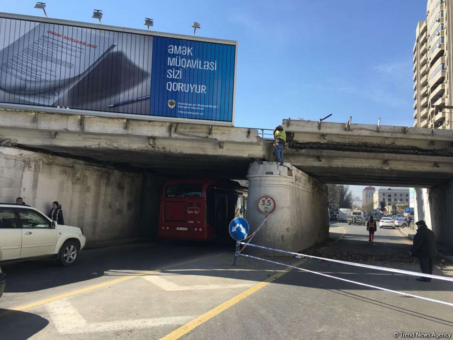 Bakıda beton maşını qədim körpünü dağıtdı -  FOTO