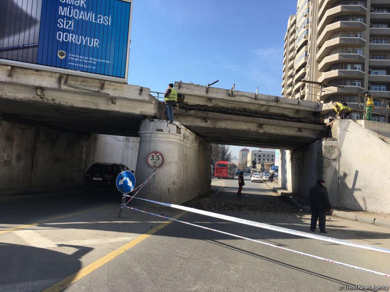 Bakıda beton maşını qədim körpünü dağıtdı -  FOTO