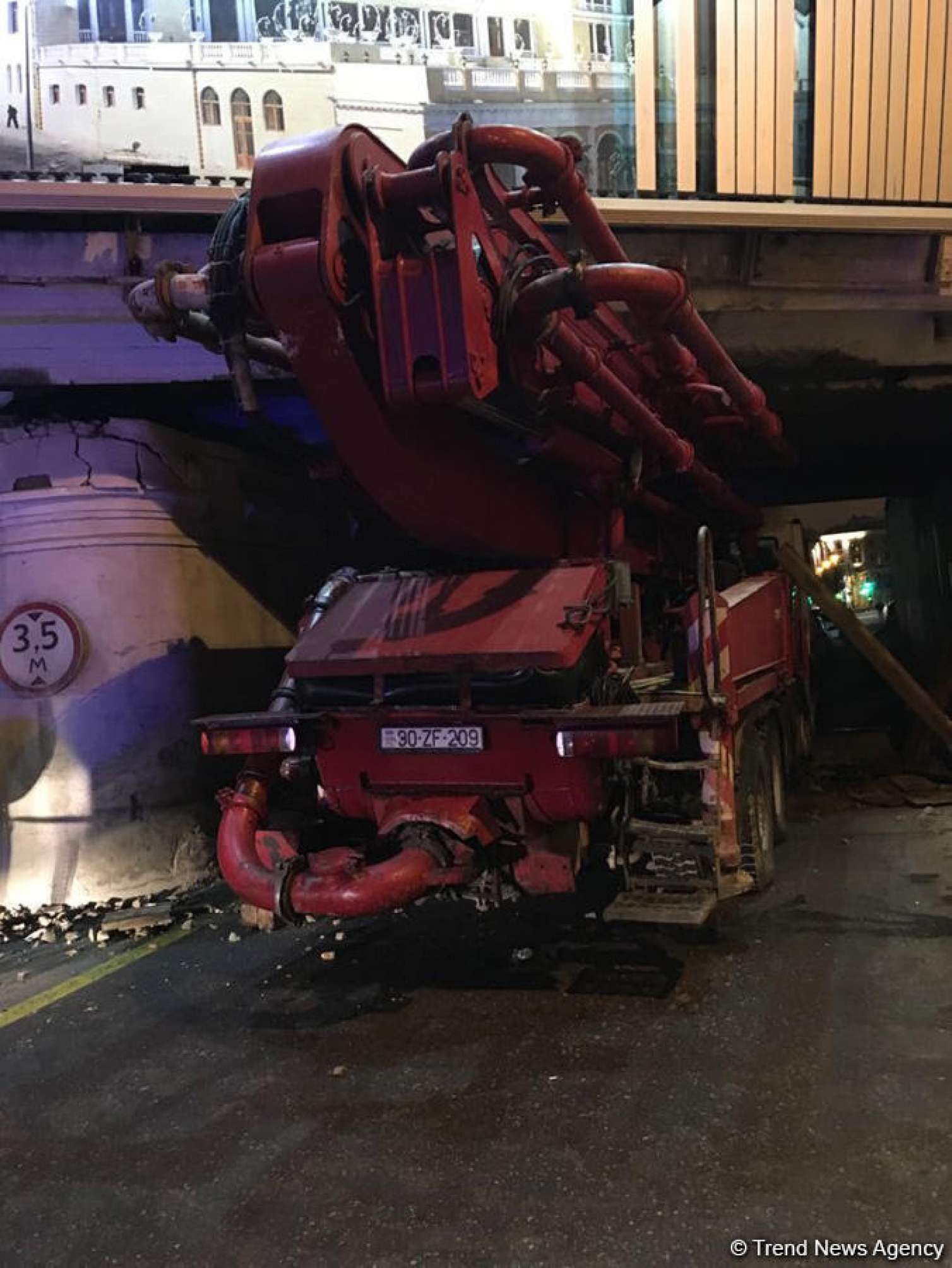 Bakıda beton maşını qədim körpünü dağıtdı -  FOTO