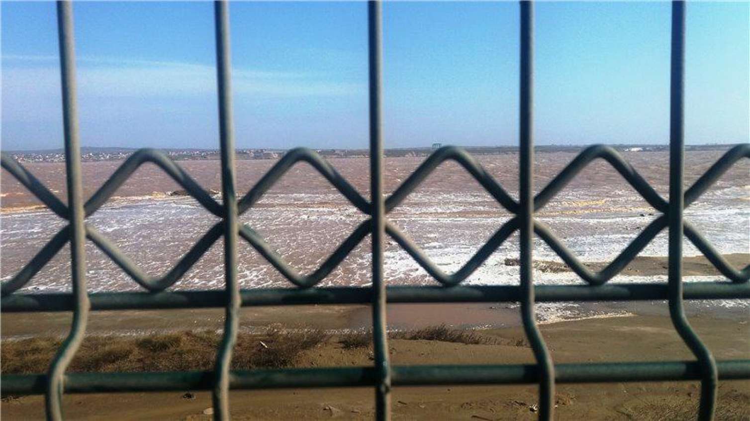 Sakinlərin "çörək ağacı"nı - Masazır duz gölünü kim hasarlayıb? -  FOTOLAR