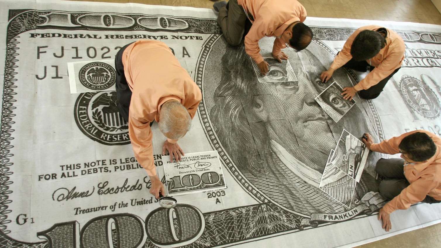 “Qara bazar”da dollar ucuzlaşdı 