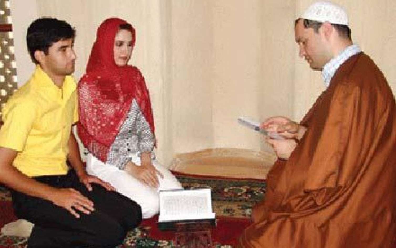 İranda uşaq evlilikləri təbliğ edilir – Mollalar qızlar üçün 13 yaşı çox görür 