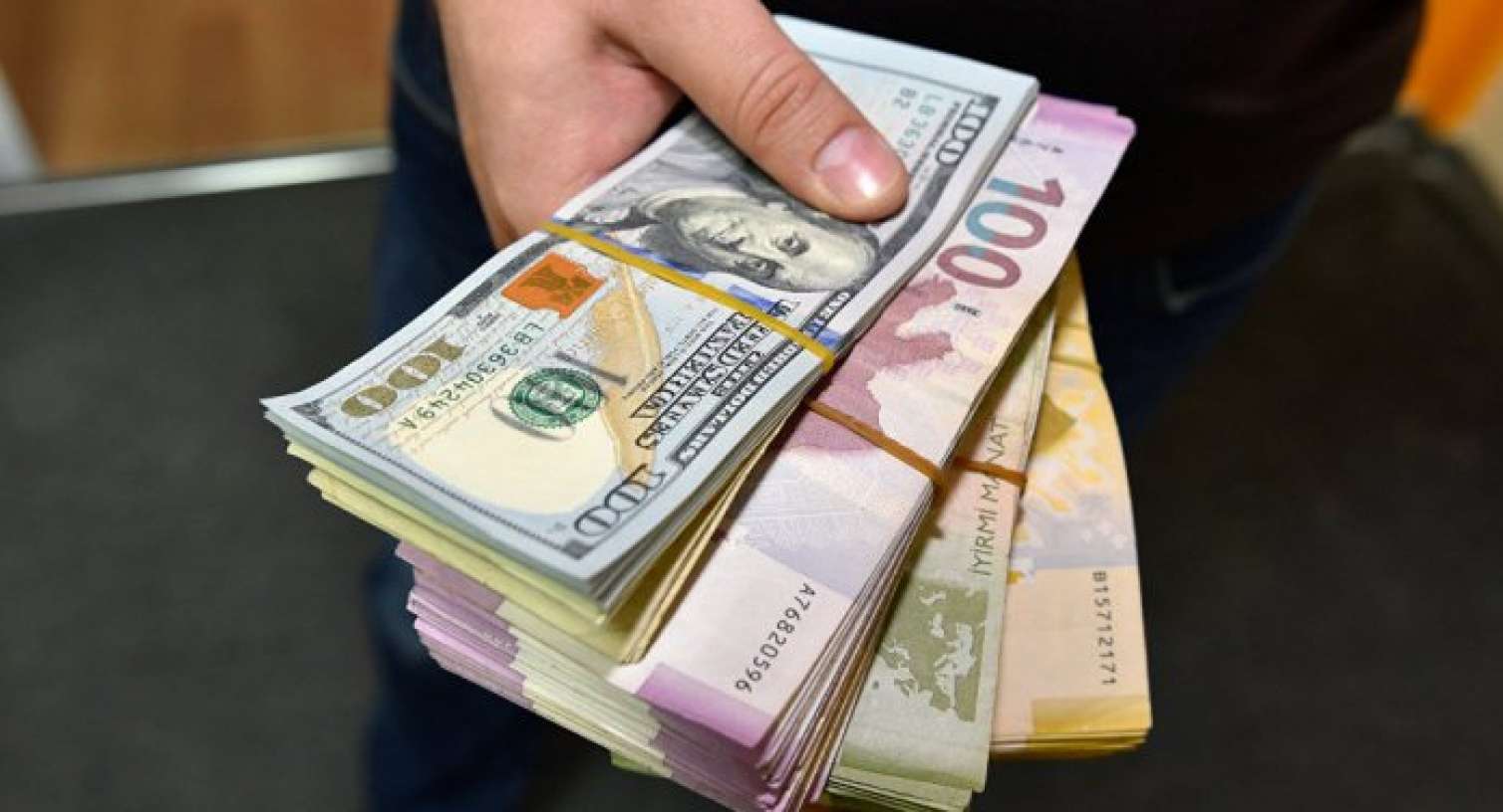 Dollar və manatın bugünkü  MƏZƏNNƏSİ  