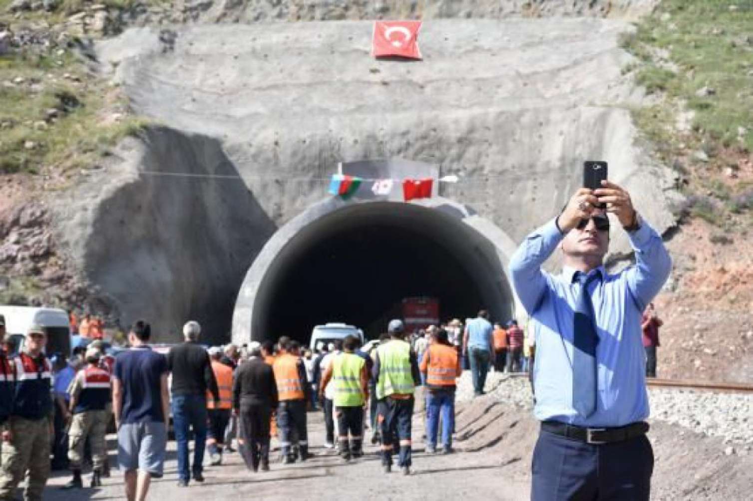 Azərbaycanlılar Gürcüstana axışır: 2 min maaş, pulsuz nahar... 